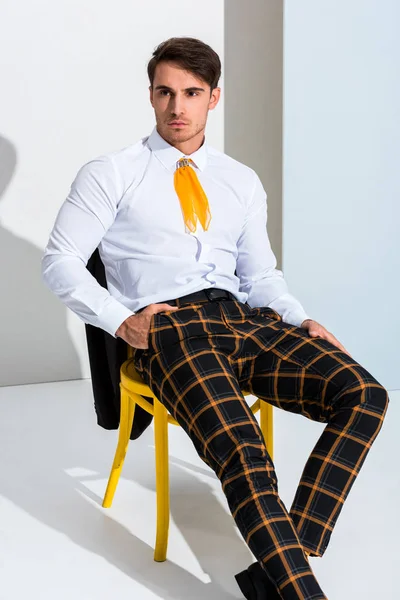 Hombre Elegante Sentado Con Mano Bolsillo Blanco Gris — Foto de Stock