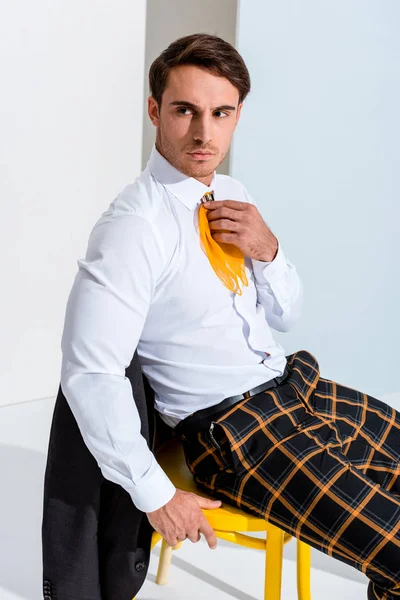 Hombre Guapo Sentado Silla Amarilla Blanco Gris — Foto de Stock