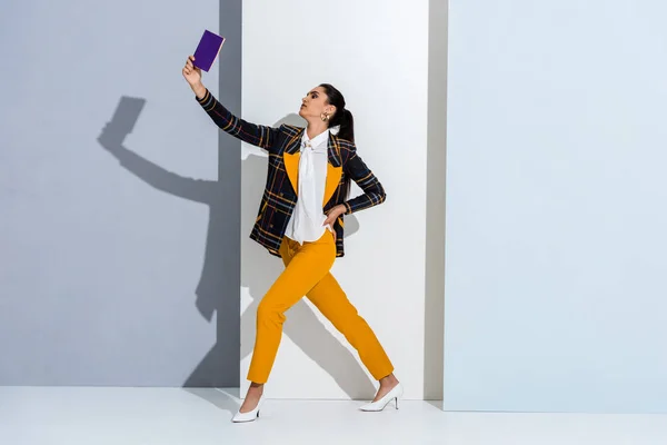 Atractiva Mujer Posando Mientras Sostiene Libro Púrpura Blanco Gris — Foto de Stock