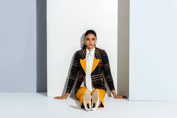 Jeune Élégante Femme Assise Sur Gris Blanc — Photo