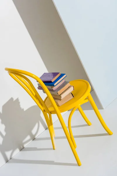 Żółte Krzesło Książkami Szarości Bieli — Zdjęcie stockowe