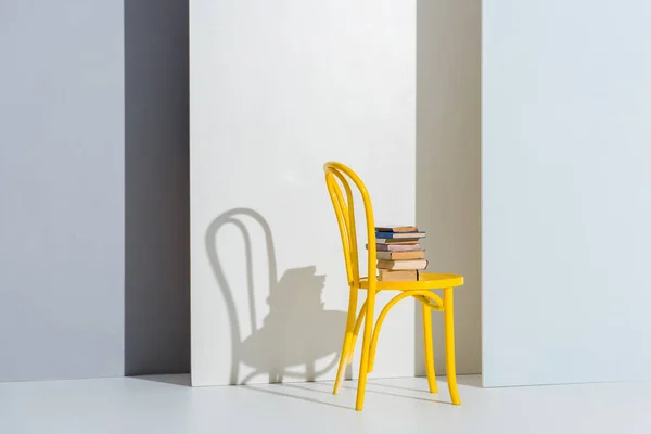 Livres Sur Chaise Jaune Sur Blanc Gris Avec Espace Copie — Photo