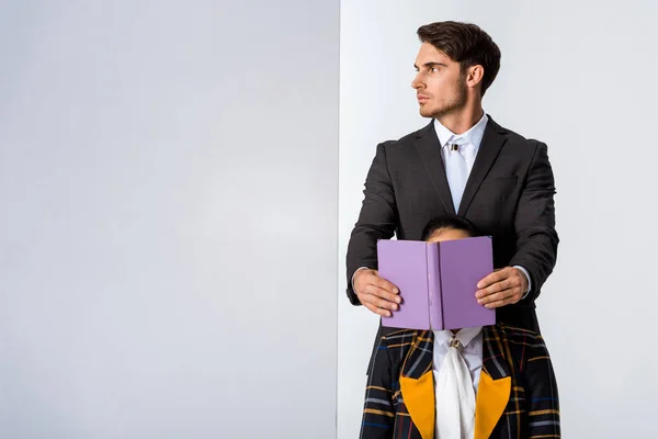 Bonito Homem Cobrindo Rosto Menina Enquanto Segurando Livro Branco — Fotografia de Stock