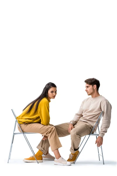 Attraktive Frau Sitzt Auf Stuhl Der Nähe Schöner Mann Auf — Stockfoto