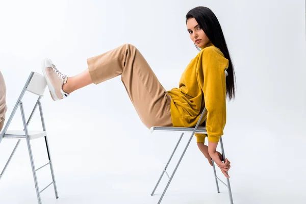 Attrayant Femme Assise Sur Chaise Posant Isolé Sur Blanc — Photo