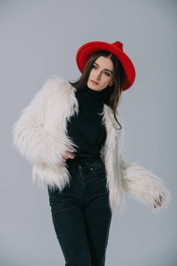 Beyaz kürklü, kırmızı şapkalı, gri elbiseli çekici bir kadın.