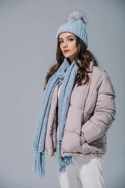 Красивая Модная Девушка Позирует Теплом Пальто Вязаной Шляпе Шарфе Изолированные — стоковое фото