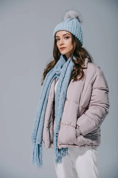 Belle Fille Mode Posant Manteau Chaud Bonnet Tricoté Écharpe Isolé — Photo