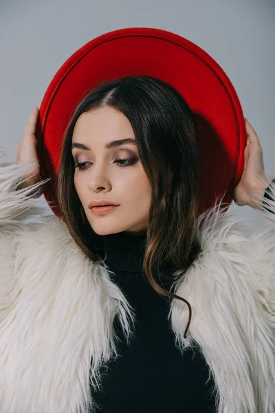 Mujer Elegante Posando Abrigo Piel Blanca Sombrero Rojo Aislado Gris —  Fotos de Stock