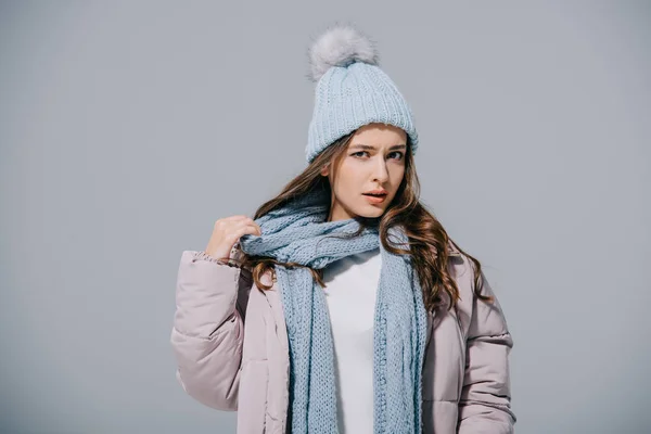 Chica Elegante Posando Abrigo Cálido Sombrero Punto Bufanda Aislado Gris — Foto de Stock