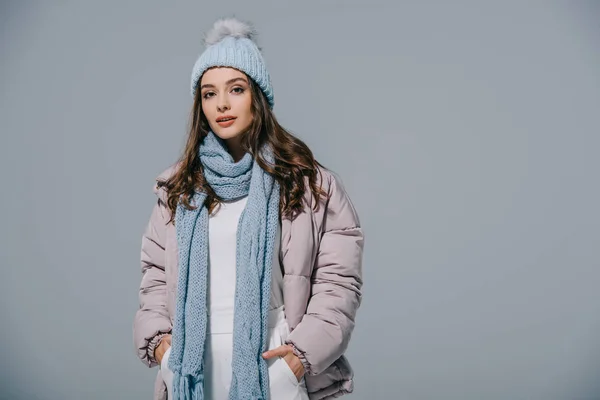 Menina Moda Posando Casaco Quente Chapéu Malha Cachecol Isolado Cinza — Fotografia de Stock