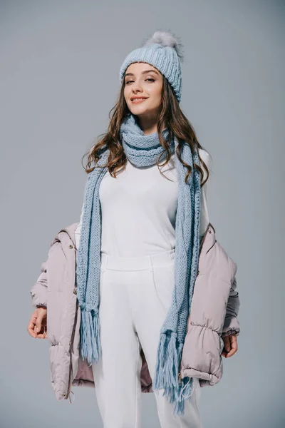 Привлекательная Девушка Позирующая Теплом Пальто Вязаной Шляпе Шарфе Изолированная Сером — стоковое фото