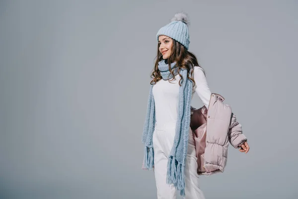 Bella Ragazza Felice Posa Cappotto Cappello Sciarpa Maglia Isolato Grigio — Foto Stock