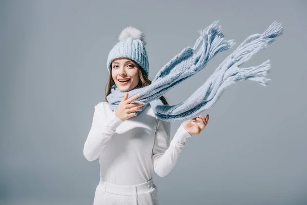 Elegante Chica Sonriente Posando Sombrero Punto Bufanda Aislado Gris — Foto de Stock