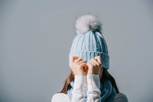 Femme Élégante Posant Bonnet Écharpe Tricotés Isolé Sur Gris — Photo