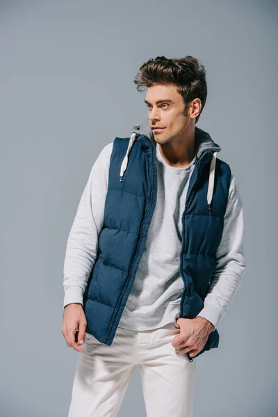 Bell Uomo Elegante Posa Gilet Isolato Sul Grigio — Foto Stock