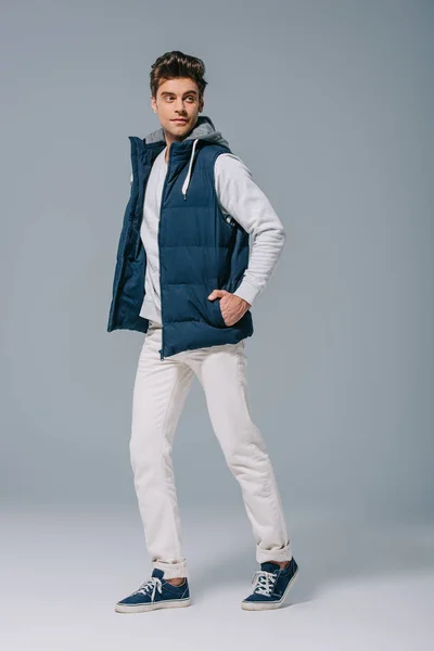 Gri Üzerine Sonbahar Yeleği Giymiş Modaya Uygun Erkek Model — Stok fotoğraf