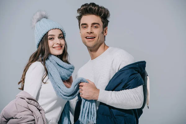 Jovem Casal Alegre Posando Roupa Inverno Isolado Cinza — Fotografia de Stock