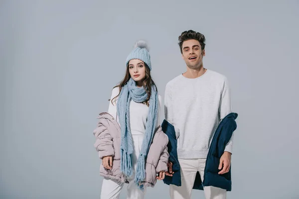 Модная Молодая Пара Позирующая Зимнем Наряде Изолированная Сером — стоковое фото