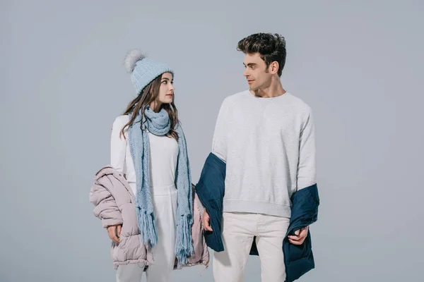 Belo Elegante Jovem Casal Posando Roupas Quentes Inverno Isolado Cinza — Fotografia de Stock