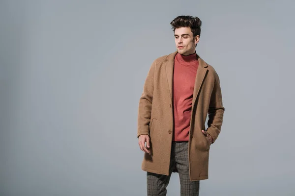 Модний Чоловік Позує Бежевому Пальто Ізольований Сірому — стокове фото