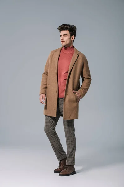 Guapo Hombre Moda Posando Abrigo Beige Sobre Gris — Foto de Stock