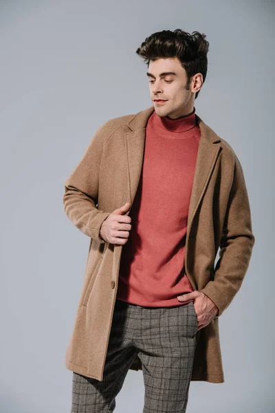 Модний Чоловік Позує Бежевому Осінньому Пальто Ізольований Сірому — стокове фото