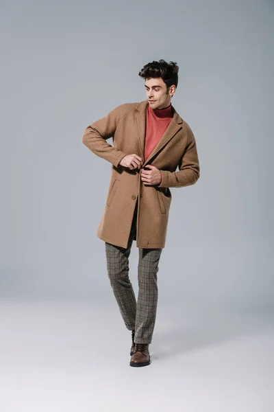 Uomo Alla Moda Posa Cappotto Autunno Beige Grigio — Foto Stock