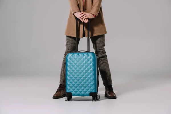 Ausgeschnittene Ansicht Eines Mannes Der Mit Reisetasche Auf Grau Posiert — Stockfoto