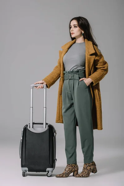 Beautiful Woman Beige Coat Posing Suitcase Grey — Stock Photo, Image
