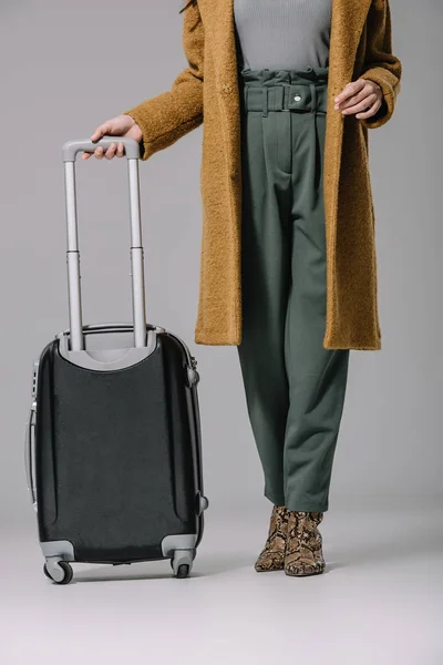 Vista Cortada Mulher Elegante Casaco Bege Posando Com Saco Viagem — Fotografia de Stock