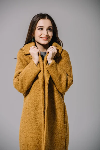 Sorrindo Menina Fria Posando Casaco Bege Quente Isolado Cinza — Fotografia de Stock