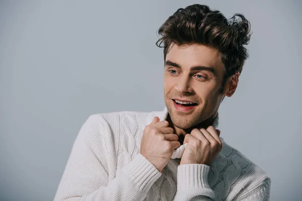 Hombre Sonriente Guapo Posando Suéter Punto Blanco Aislado Gris — Foto de Stock