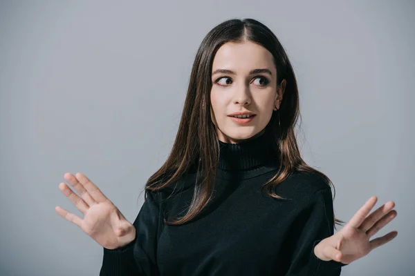 Elegante Mulher Chocada Gestos Posando Camisola Preta Isolado Cinza — Fotografia de Stock