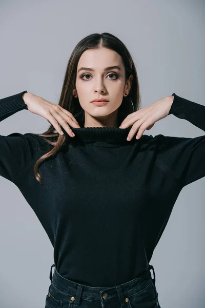Piękna Modna Kobieta Pozowała Czarnym Swetrze Odizolowana Szaro — Zdjęcie stockowe
