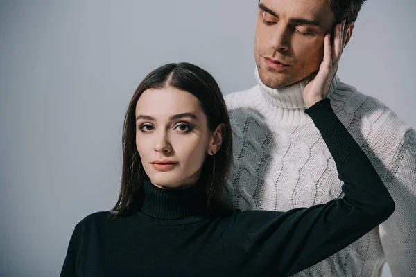 Schönes Paar Posiert Weißen Und Schwarzen Pullovern Isoliert Auf Grau — Stockfoto