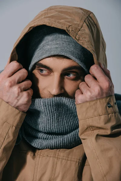 Stilig Ung Man Poserar Höst Hatt Halsduk Och Huva Isolerad — Stockfoto