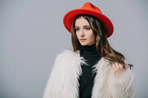 Hermosa Mujer Elegante Posando Abrigo Piel Blanca Sombrero Rojo Aislado — Foto de Stock