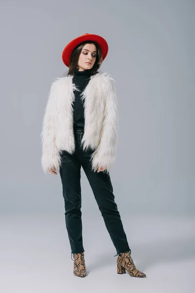 Элегантная Модная Девушка Позирует Белом Шубе Красной Шляпе Сером — стоковое фото