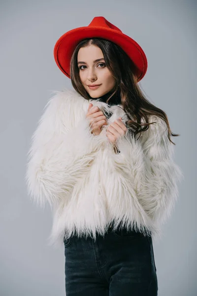 Beau Modèle Élégant Posant Manteau Fourrure Blanc Chapeau Rouge Isolé — Photo