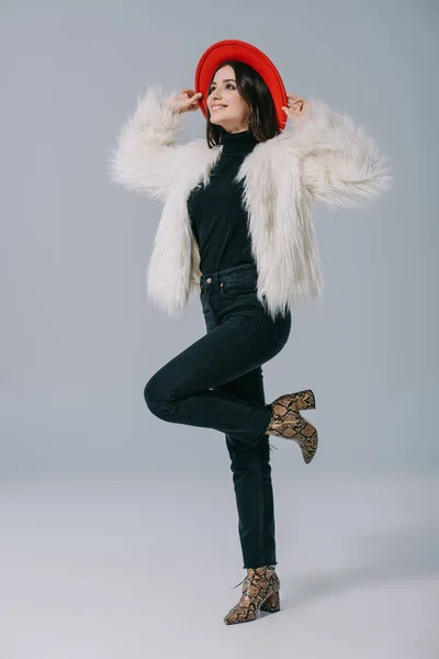 Chica Elegante Feliz Posando Abrigo Piel Moda Sombrero Rojo Gris — Foto de Stock