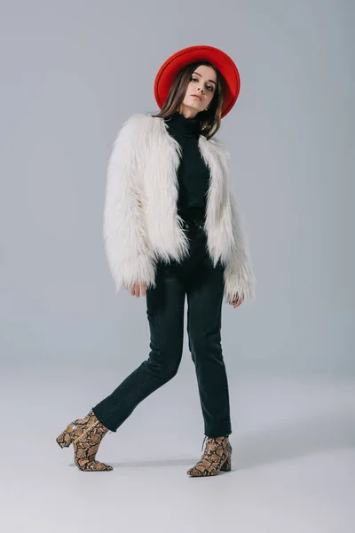 Elegante Mujer Elegante Posando Abrigo Piel Blanca Sombrero Rojo Gris — Foto de Stock