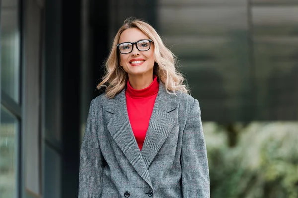 Aantrekkelijke Zakenvrouw Jas Bril Glimlachen Kijken Weg — Stockfoto