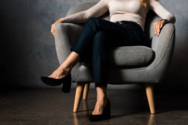 Обрезанный Вид Деловой Женщины Сидящей Кресле Офисе — стоковое фото