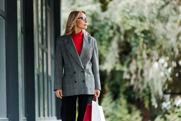 Atractiva Mujer Negocios Abrigo Gafas Sosteniendo Bolsas Compras —  Fotos de Stock