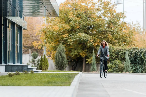 Atractiva Mujer Negocios Abrigo Gafas Sonriendo Montar Bicicleta — Foto de Stock