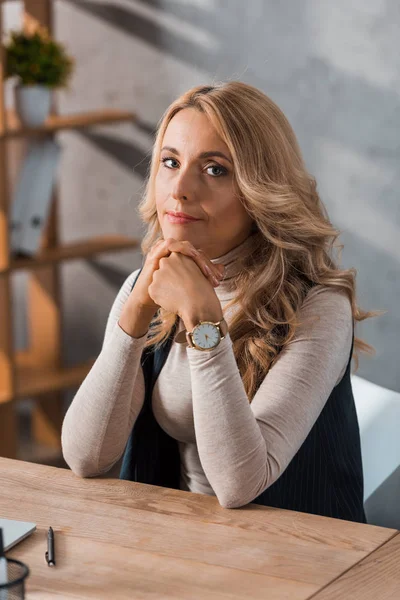 Atraktivní Blond Podnikatelka Sedí Stolu Dívá Kamery — Stock fotografie