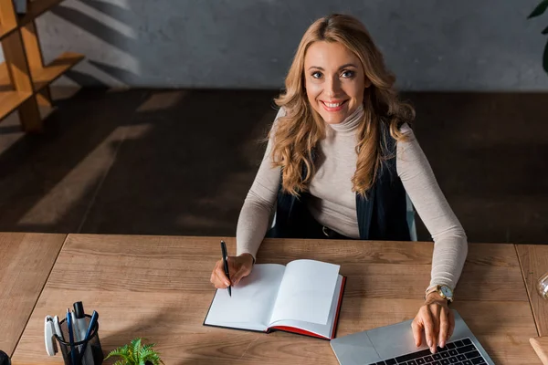 Visão Alto Ângulo Atraente Loira Empresária Sorrindo Sentado Mesa — Fotografia de Stock