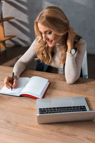 Vista Ángulo Alto Atractiva Mujer Negocios Sentada Mesa Escritura Cuaderno — Foto de Stock