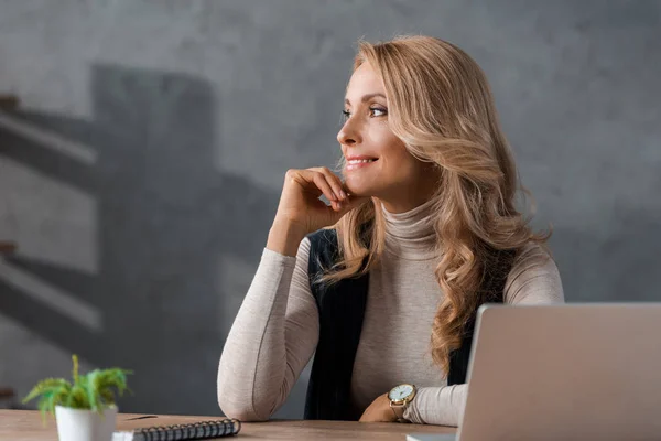 Attraktive Und Lächelnde Geschäftsfrau Die Tisch Sitzt Und Wegschaut — Stockfoto